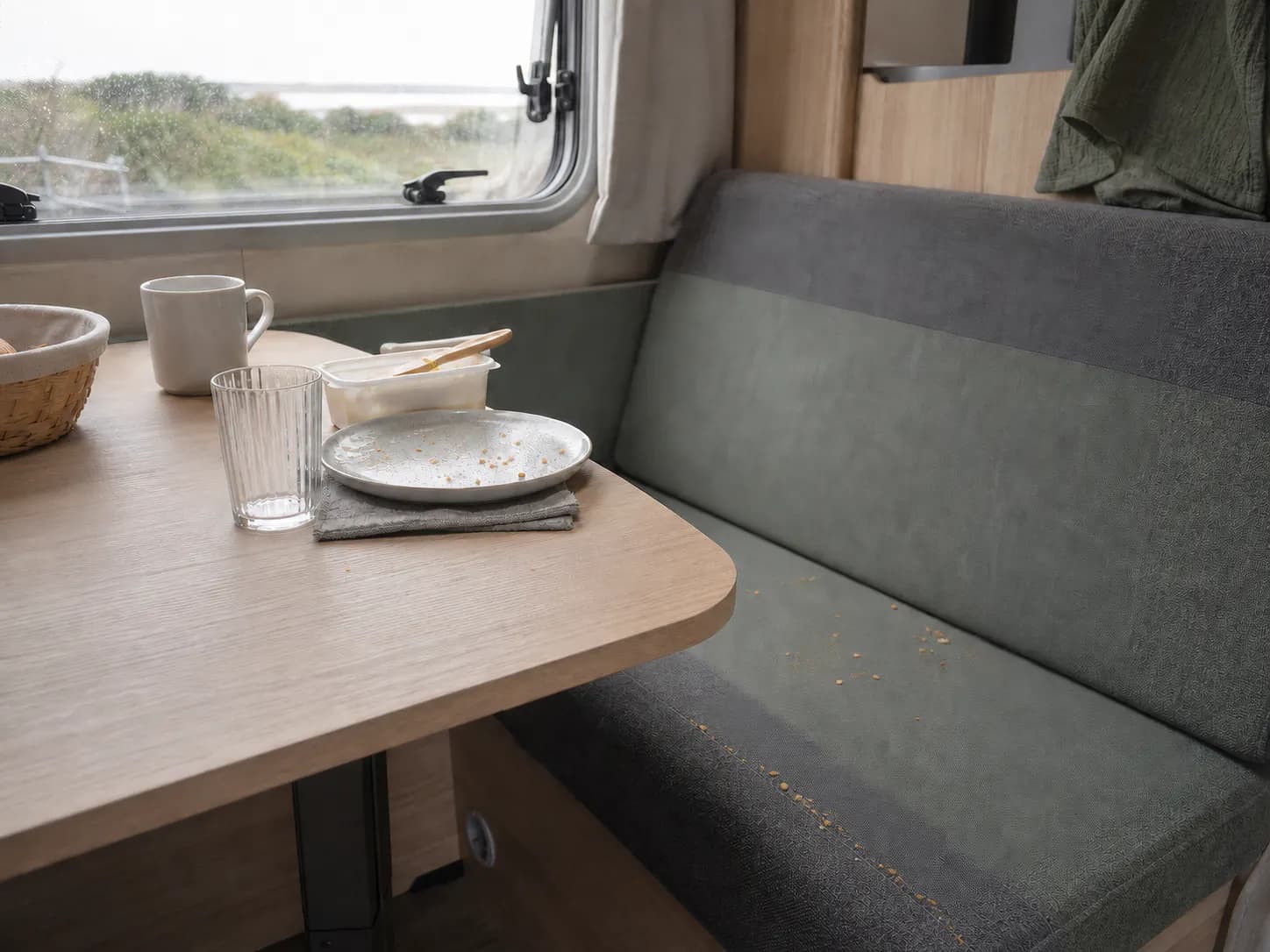 Liten håndstøvsuger ved spiseplassen i en campingvogn etter frokost